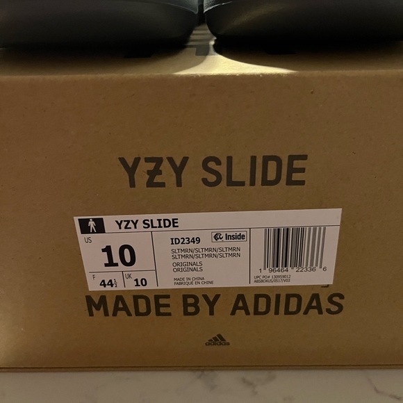 Yeezy Slides - Picture 2 of 3